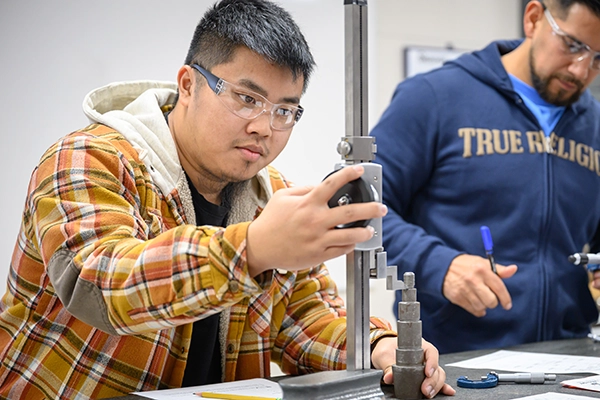 Manufacturing training on a robot machine
